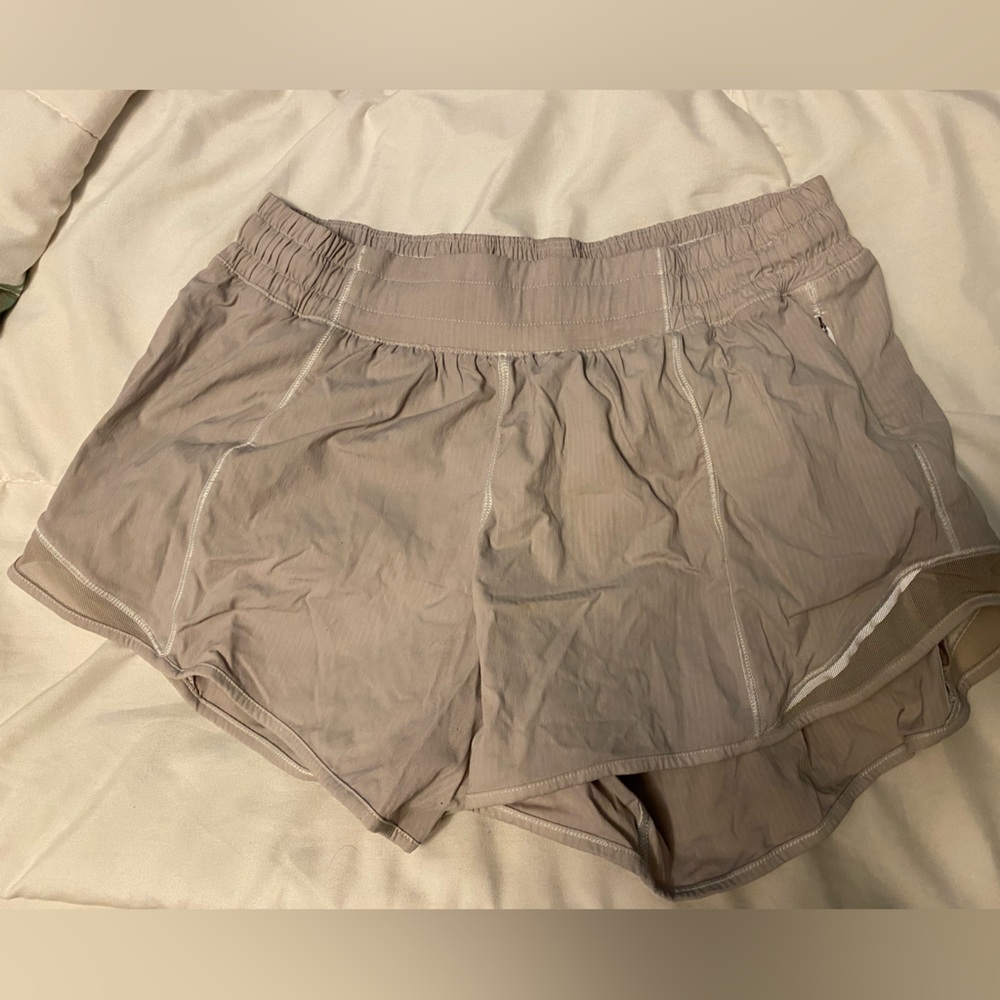 Lululemon Hotty Hot Low-Rise Lined Short 2.5"
Size 8 Tall
Light Grey